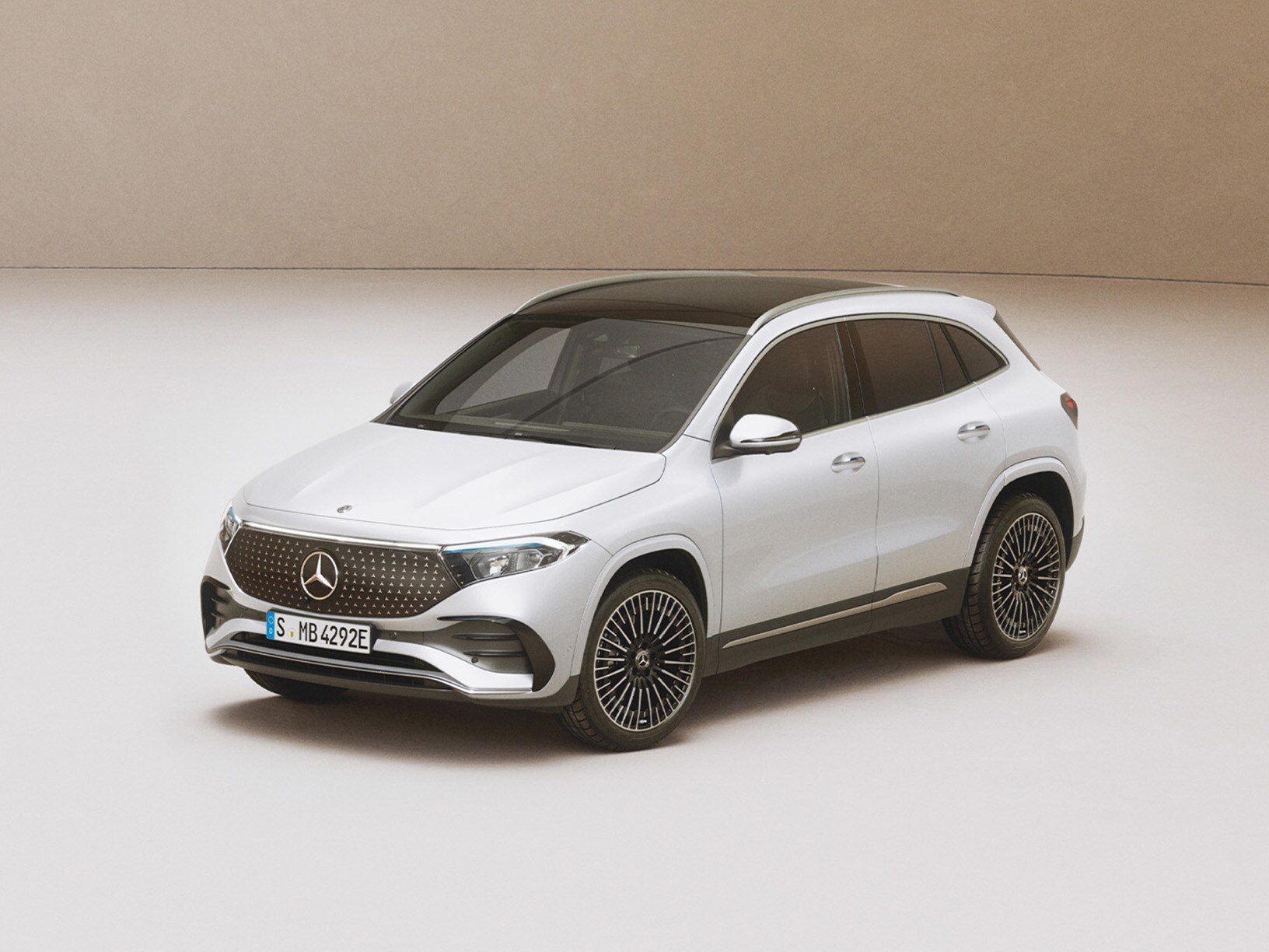 Vit SUV från Mercedes-Benz i minimalistiskt showroom