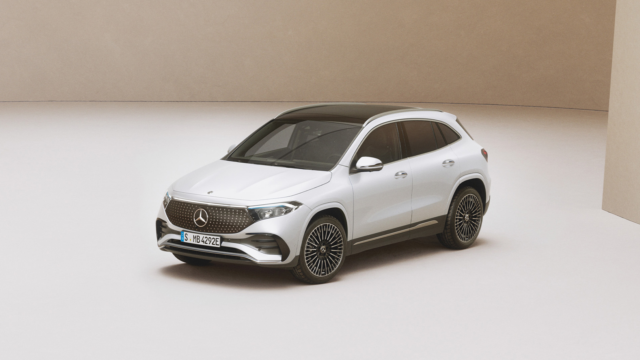 Elbilar SUV | Mercedes-Benz Vit SUV från Mercedes-Benz i minimalistiskt showroom