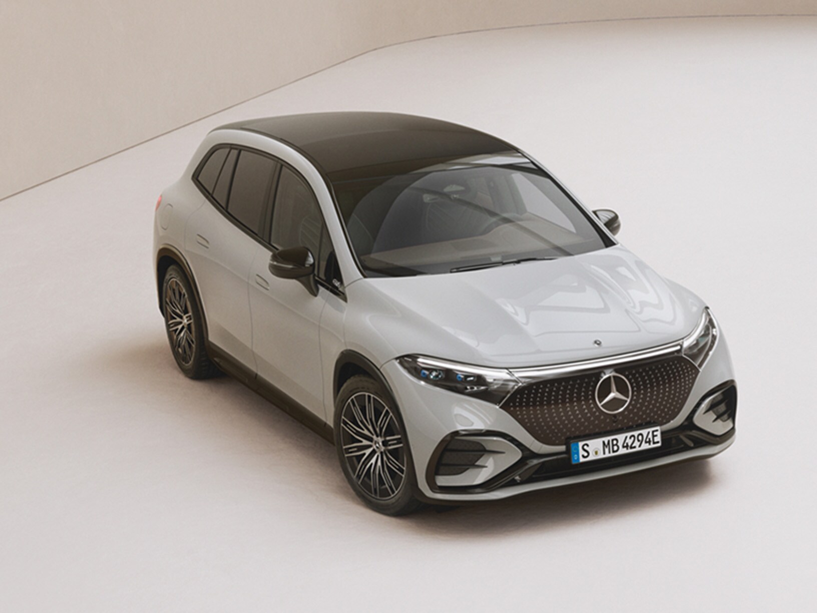 Grå Mercedes-Benz SUV-modell i ett minimalistiskt showroom