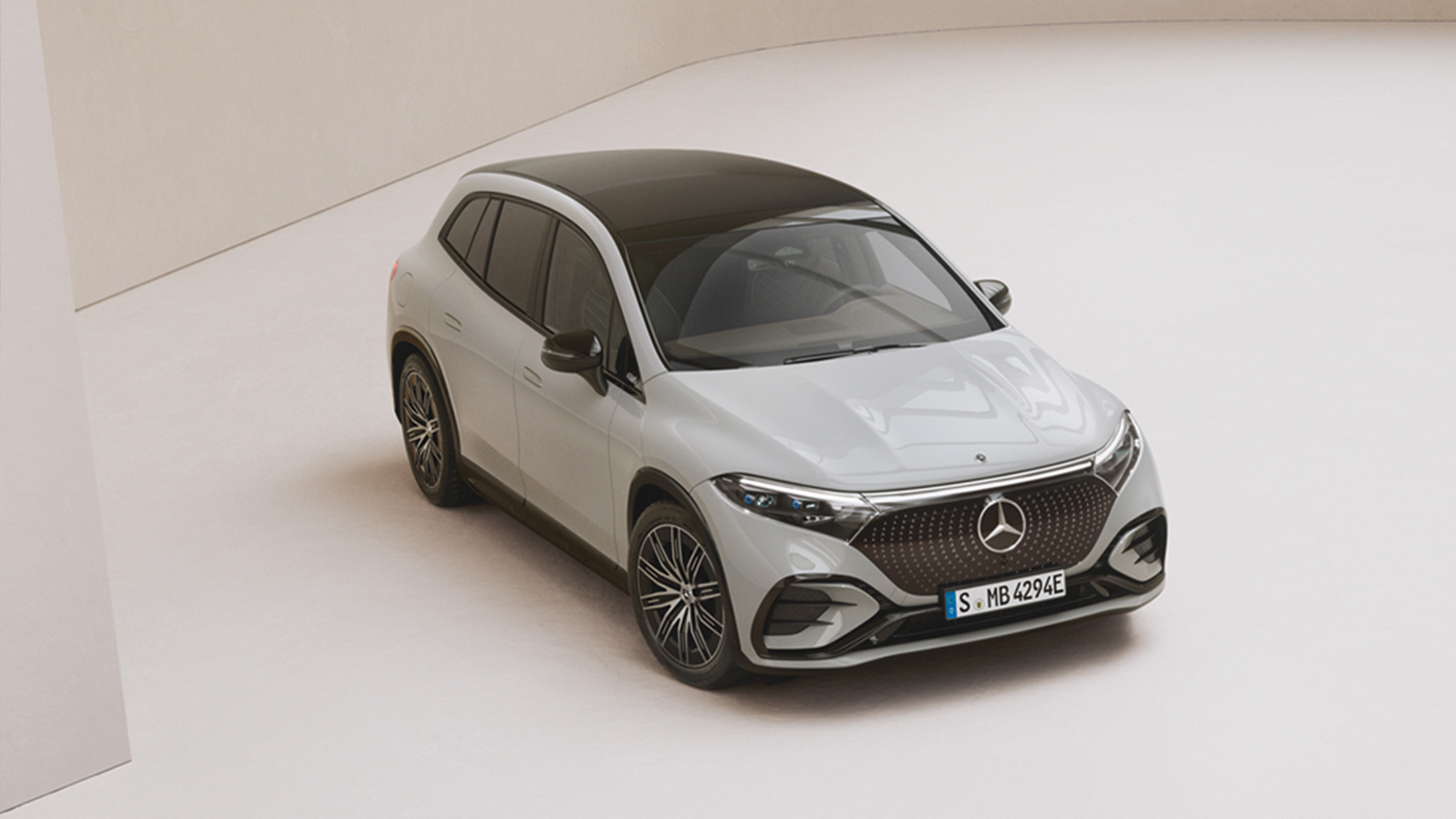 Elbilar SUV | Mercedes-Benz Grå Mercedes-Benz SUV-modell i ett minimalistiskt showroom