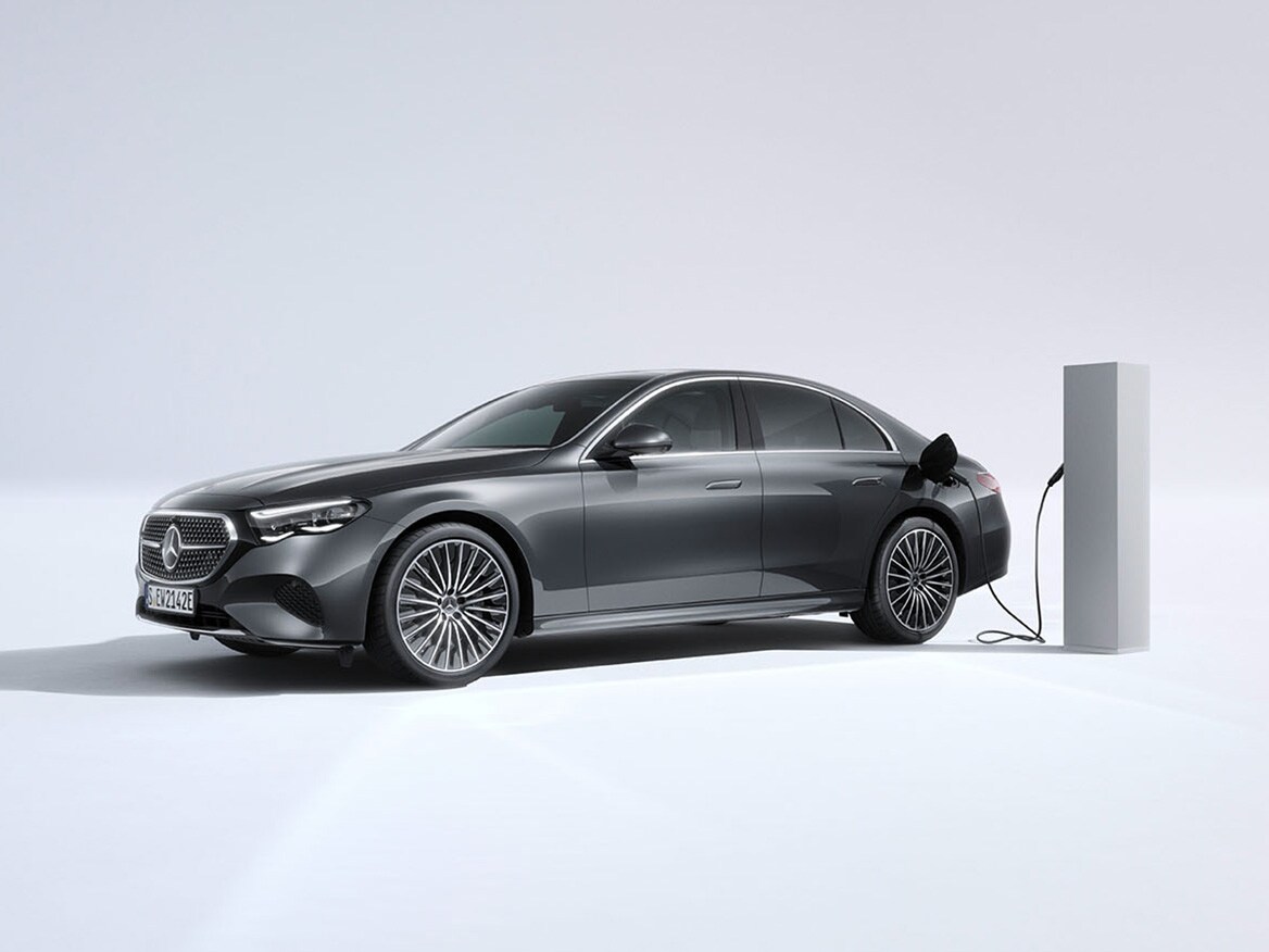 E-Klass Sedan från Mercedes-Benz som laddas vid en laddstation.