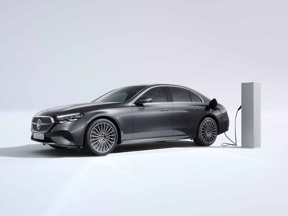 Privatleasing av hybridbil | Mercedes-Benz E-Klass Sedan från Mercedes-Benz som laddas vid en laddstation.