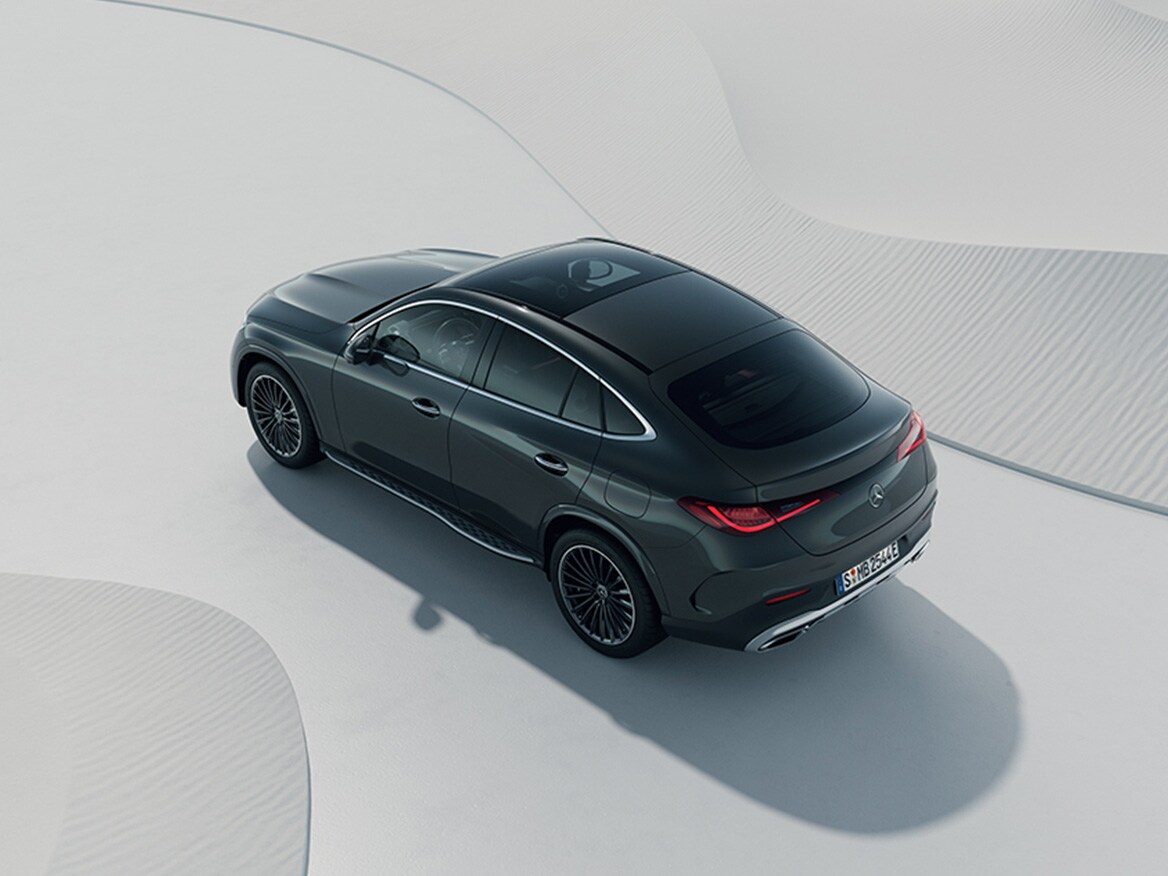 Mörkgrå GLC Coupé från Mercedes-Benz sedd ovanifrån i en ökenmiljö.