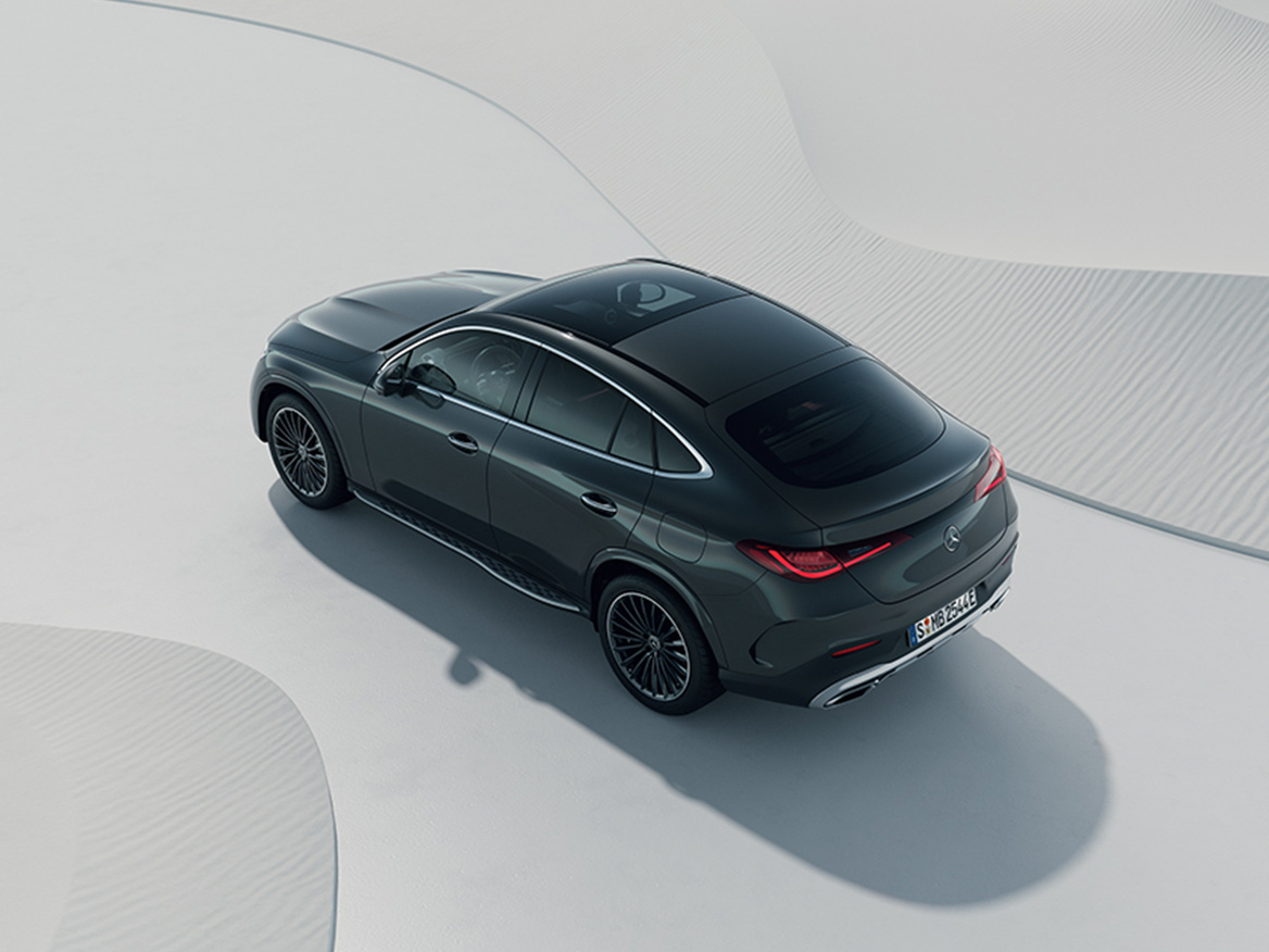 Privatleasing av hybridbil | Mercedes-Benz Mörkgrå GLC Coupé från Mercedes-Benz sedd ovanifrån i en ökenmiljö.