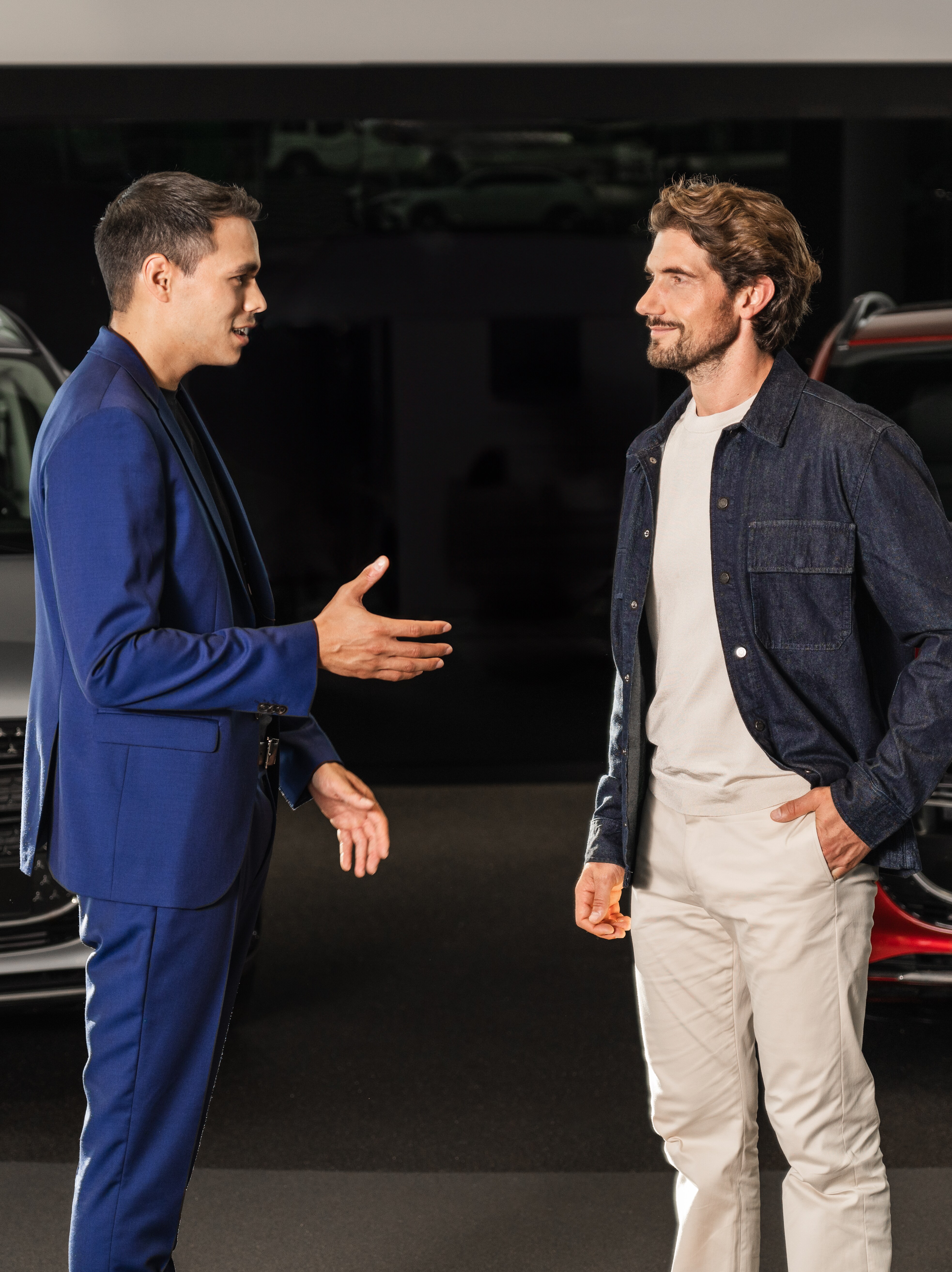 Man pratar med Mercedes-Benz-återförsäljare i showroom.