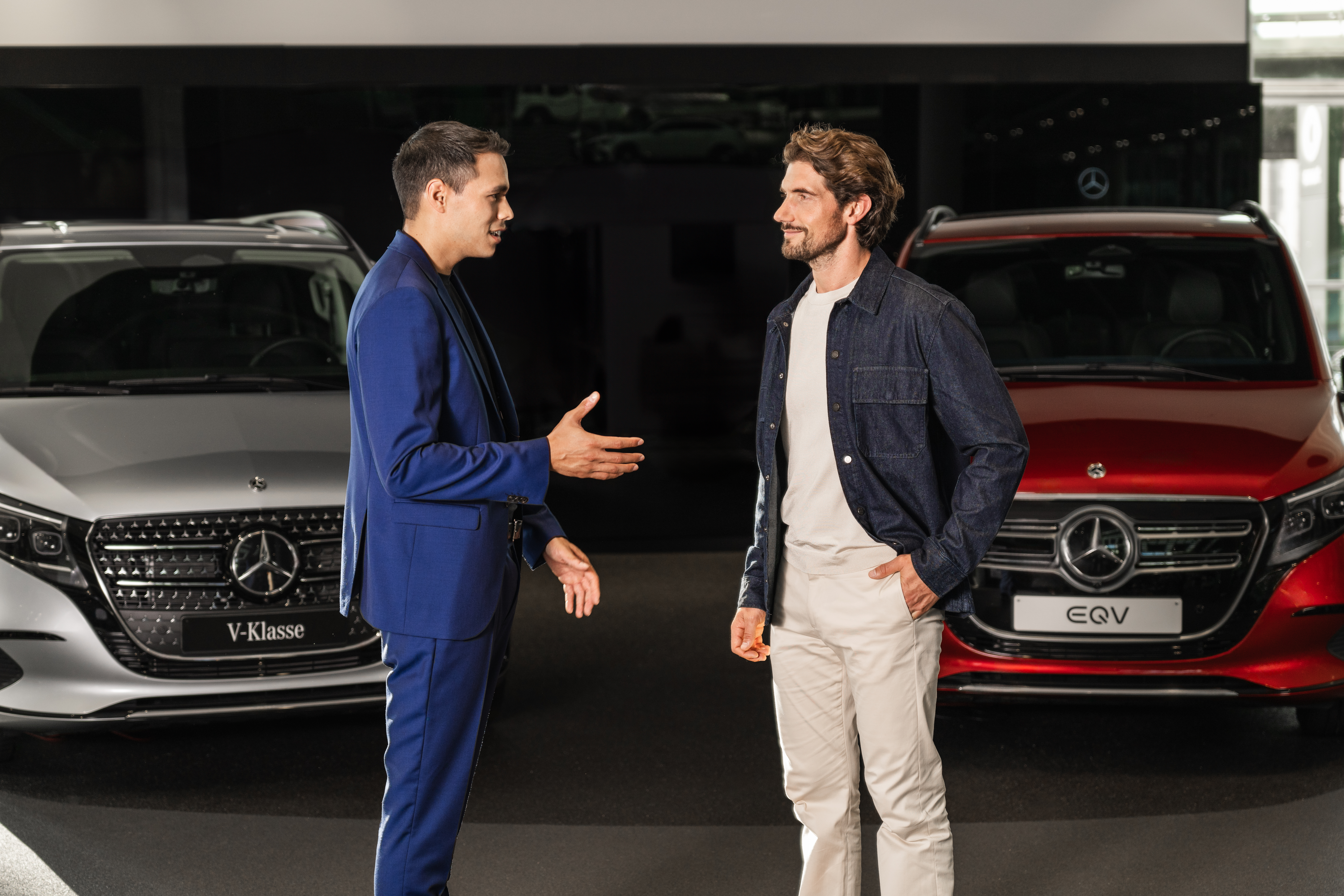 Finansiering | Begagnade bilar för din verksamhet | Mercedes-Benz Transportbilar Man pratar med Mercedes-Benz-återförsäljare i showroom.
