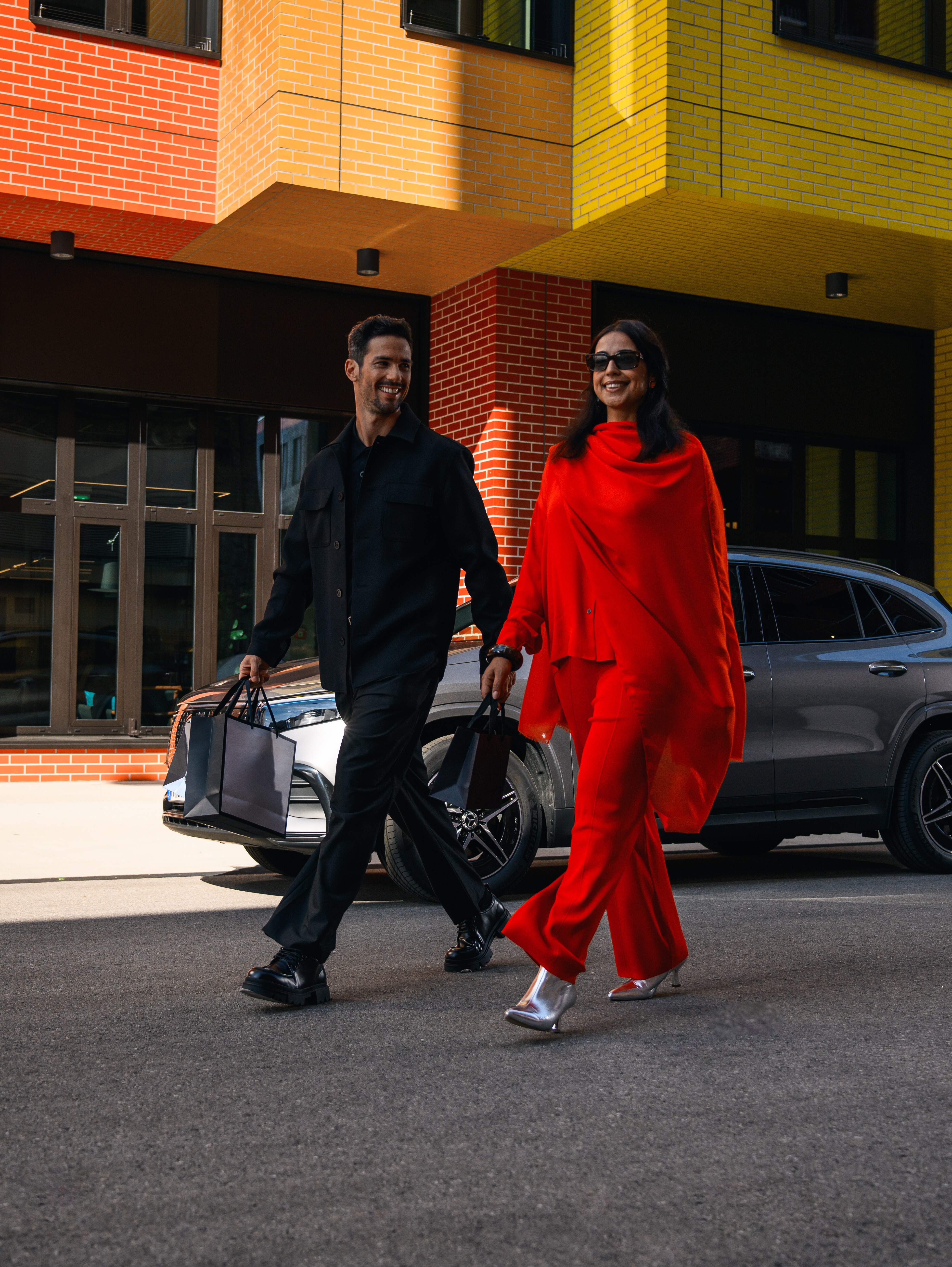 Man och kvinna framför en parkerad Mercedes-Benz.