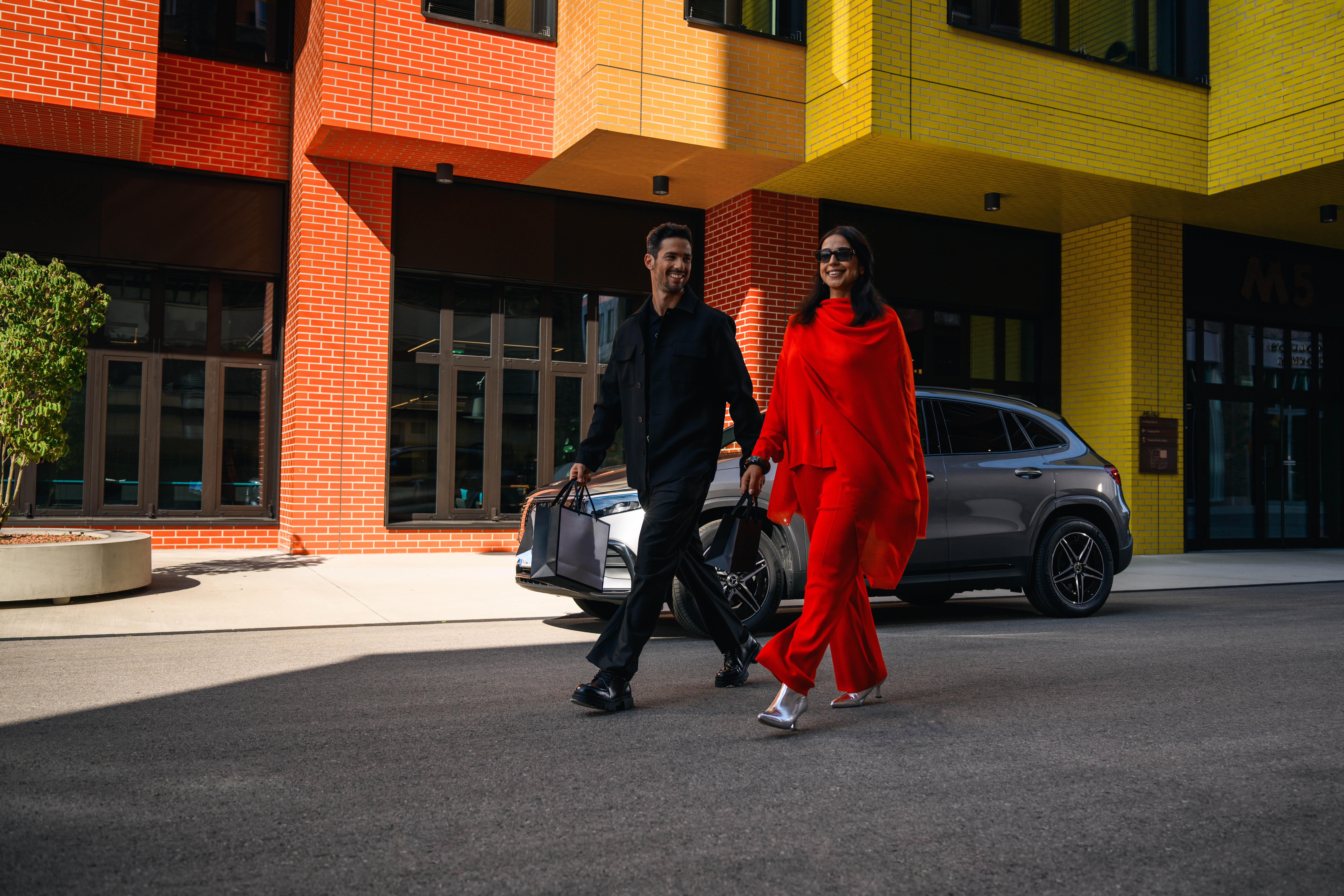 PrivatLeasing | Aktuella erbjudanden och kampanjer | Mercedes-Benz Man och kvinna framför en parkerad Mercedes-Benz.