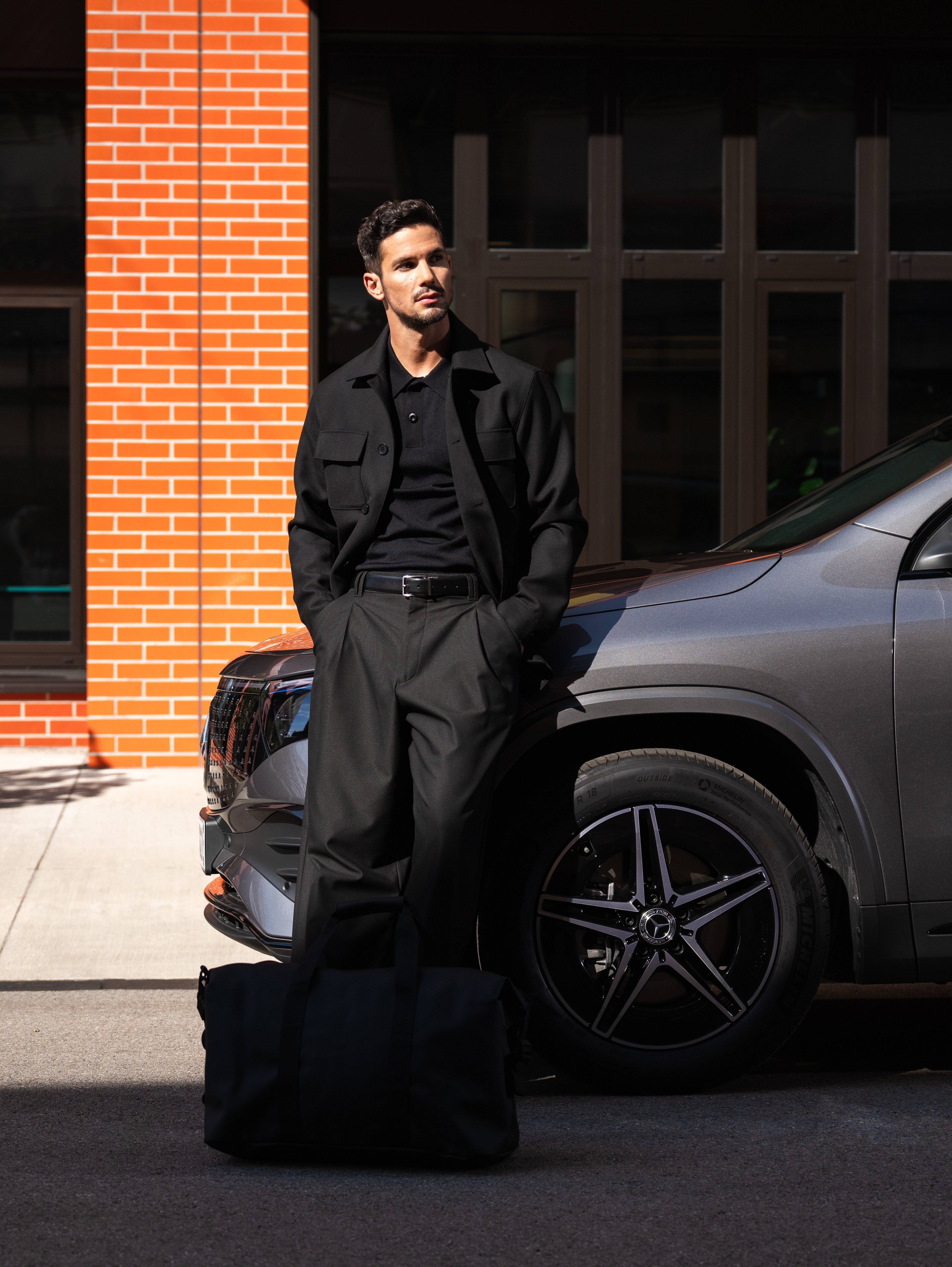 Man lutar sig mot sin Mercedes-Benz.