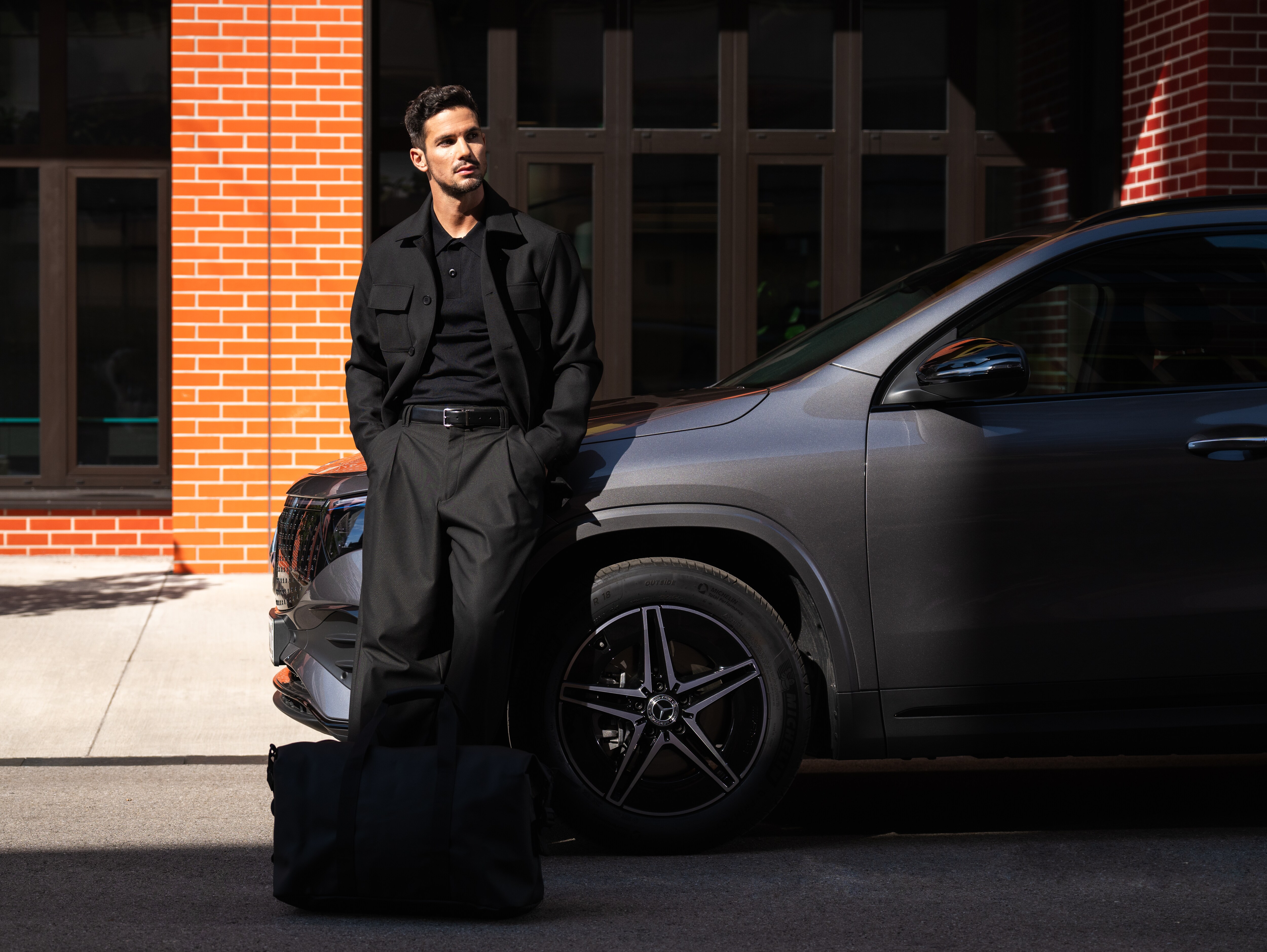 Man lutar sig mot sin Mercedes-Benz.