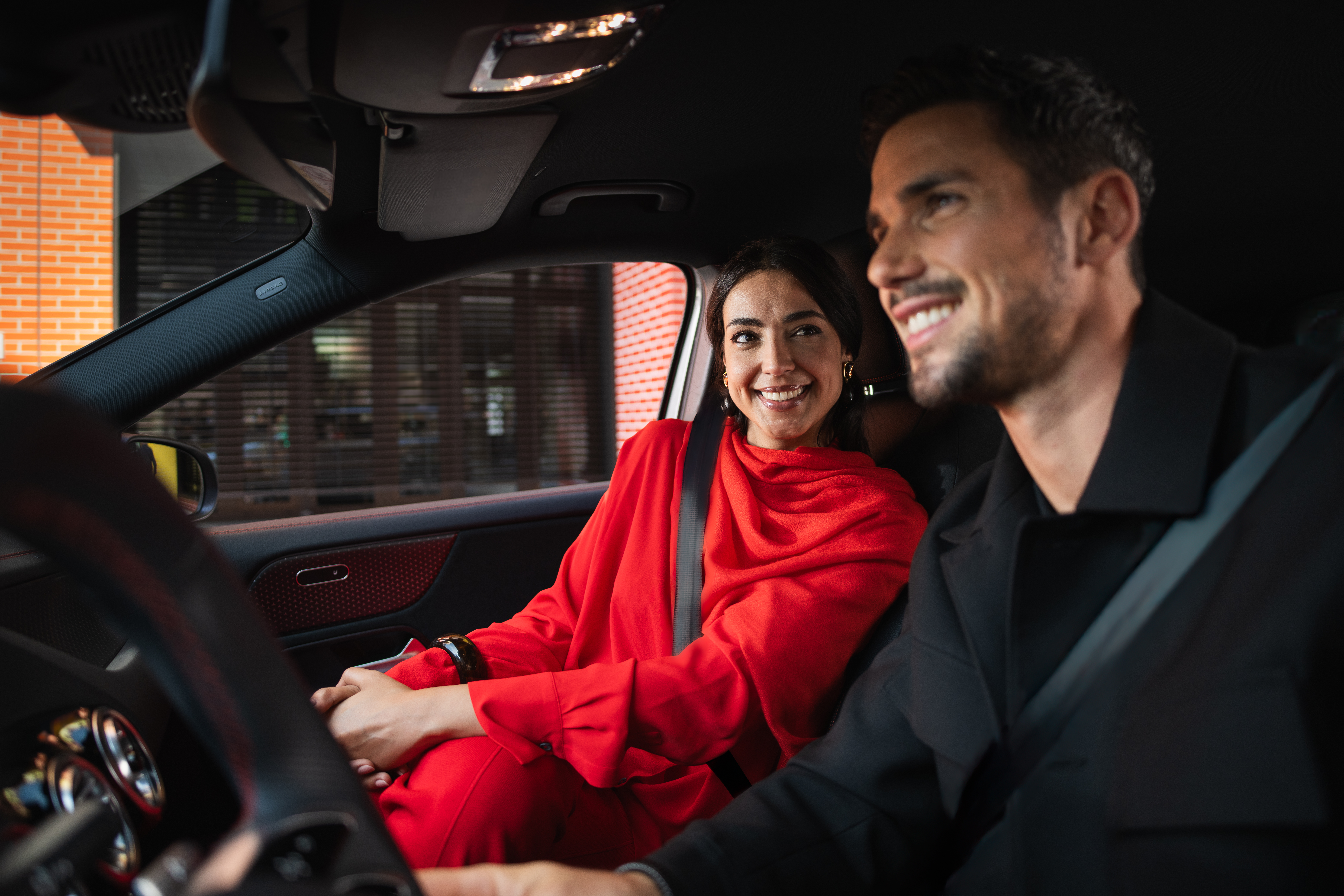 Begagnade Mercedes-Benz | Aktuella erbjudanden och kampanjer | Mercedes-Benz Man och kvinna kör en Mercedes-Benz.