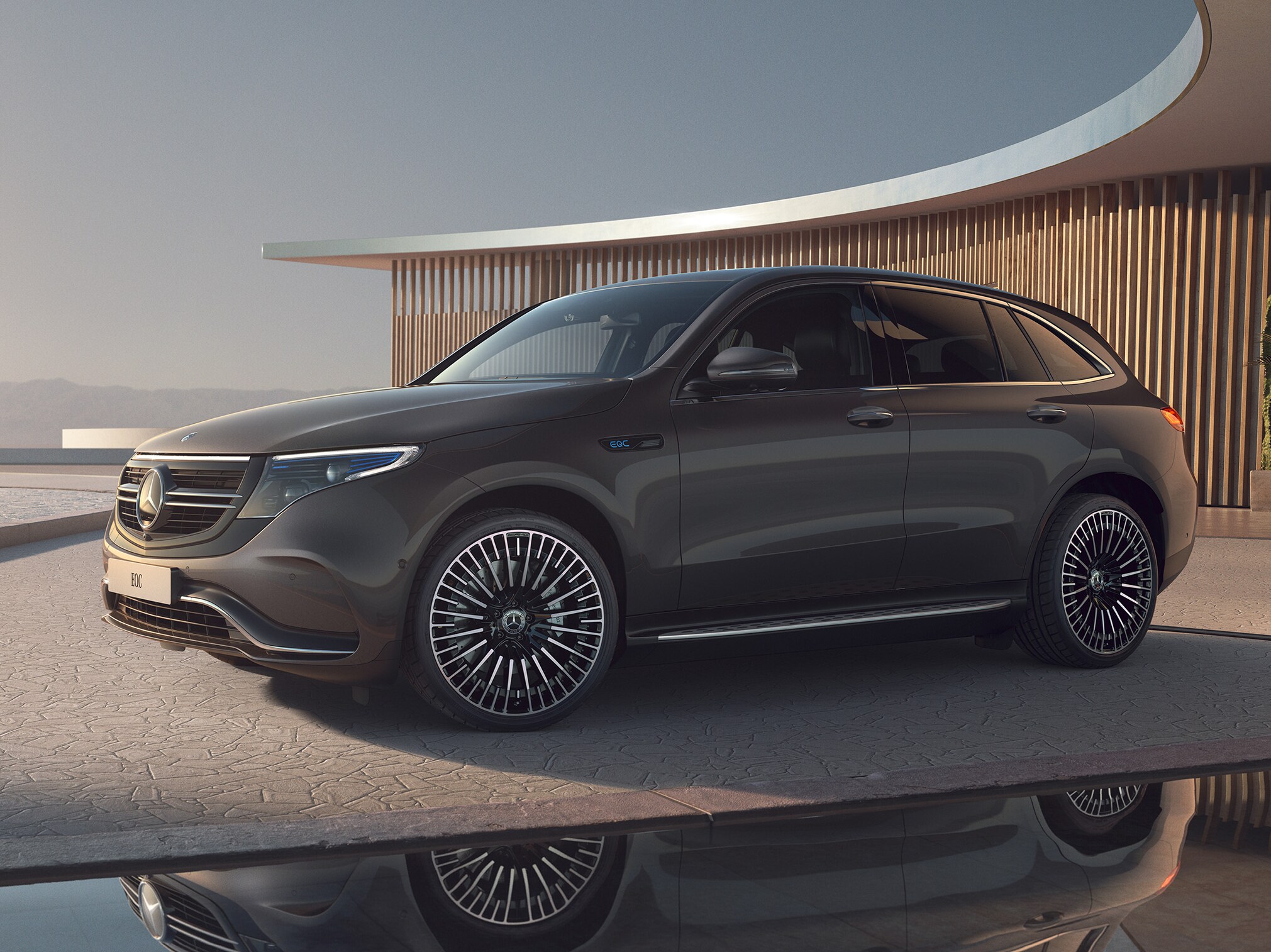 EQC från Mercedes-Benz står parkerad i en carport.