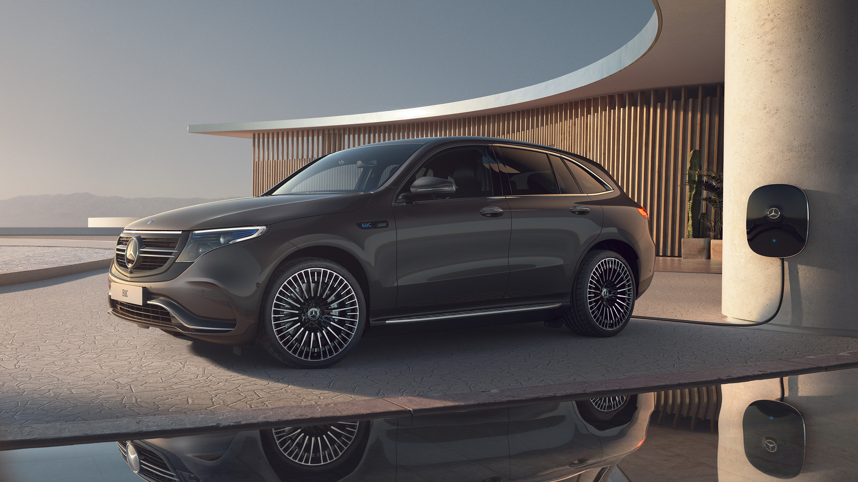 Tidigare modeller | Mercedes-Benz EQC SUV EQC från Mercedes-Benz står parkerad i en carport.