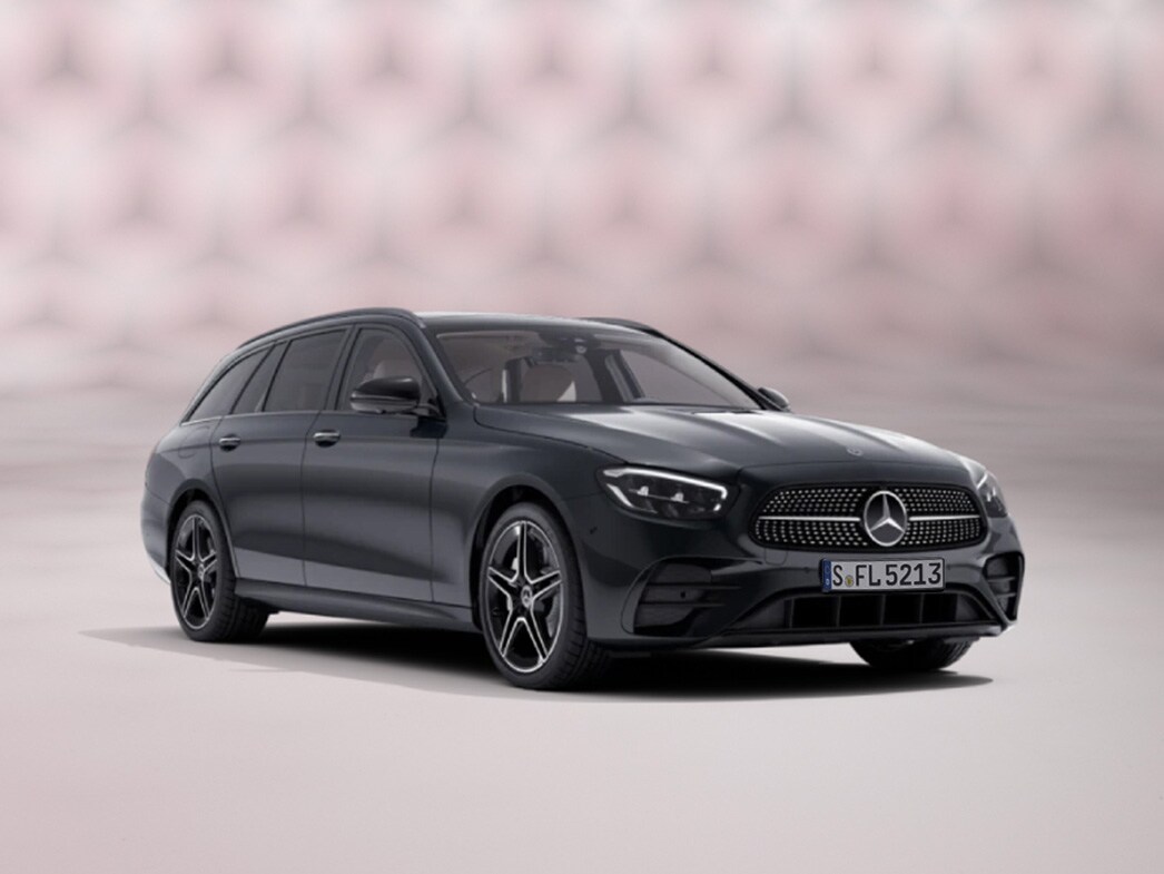 En svart Mercedes-Benz E-Klass Kombi sedd framifrån mot färgglad bakgrund.