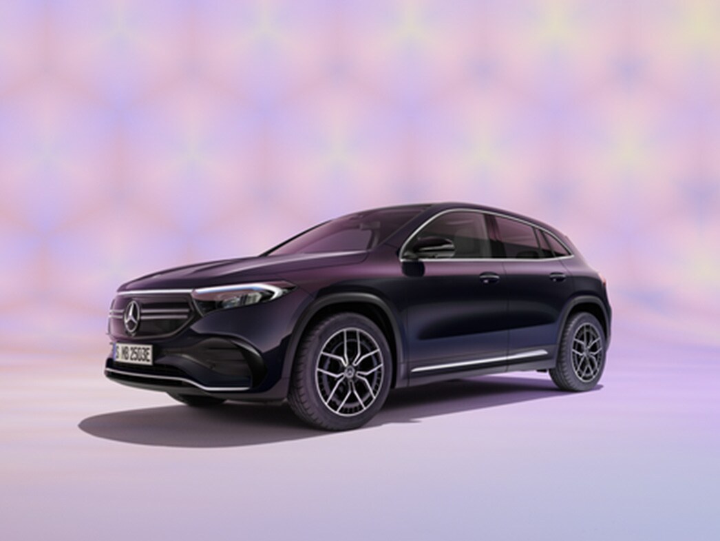 En svart Mercedes-Benz EQA SUV sedd från sidan mot färgglad bakgrund.