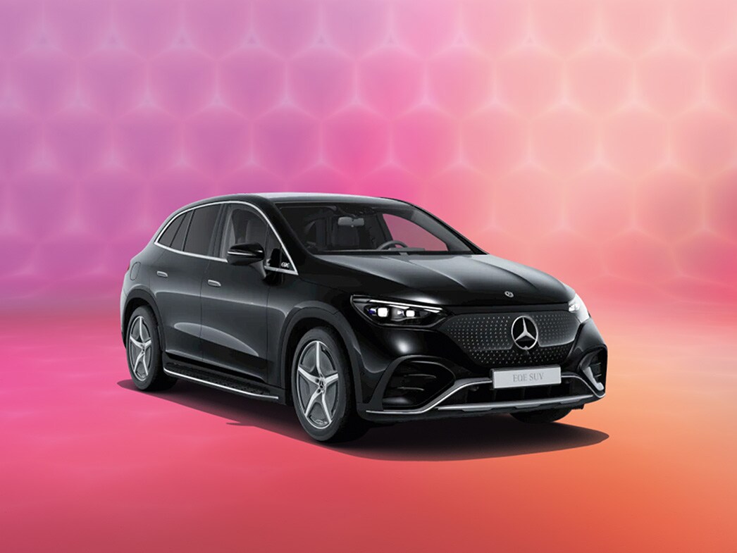 En svart Mercedes-Benz EQE SUV sedd framifrån mot färgglad bakgrund.