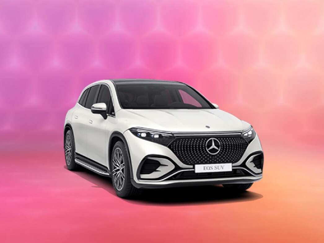 En vit Mercedes-Benz EQS SUV sedd framifrån mot färgglad bakgrund.