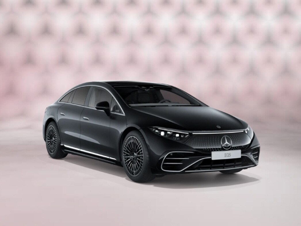 En svart Mercedes-Benz EQS Sedan sedd framifrån mot färgglad bakgrund.