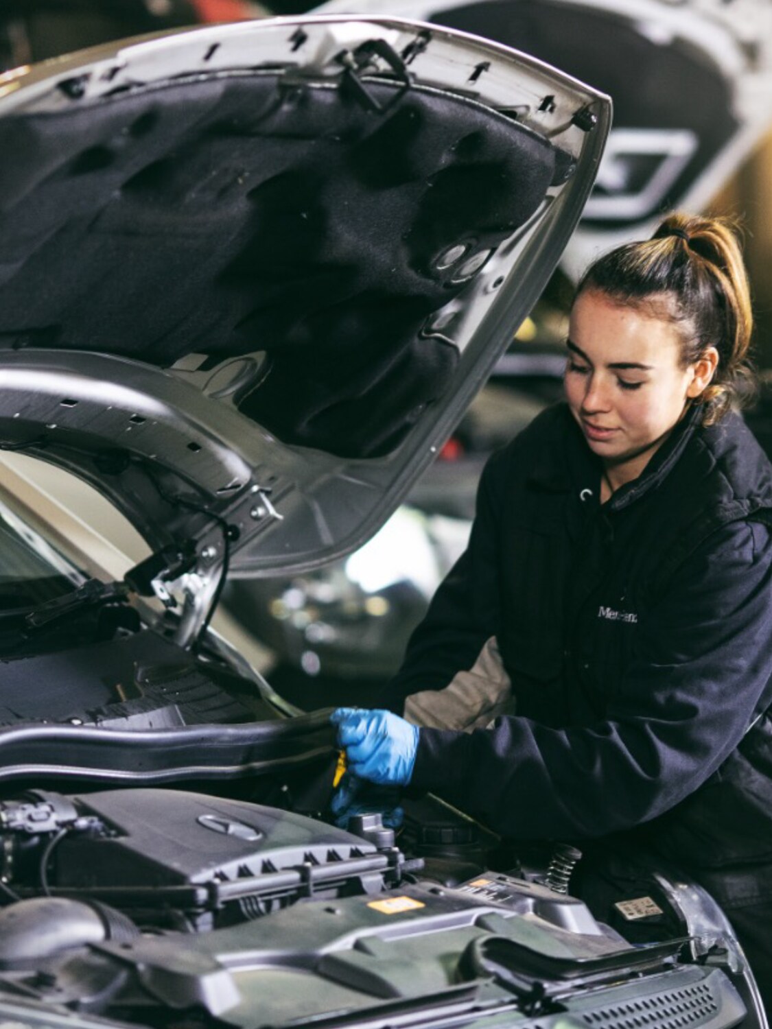 Mercedes-Benz-medarbetare utför servicetjänst på transportbil