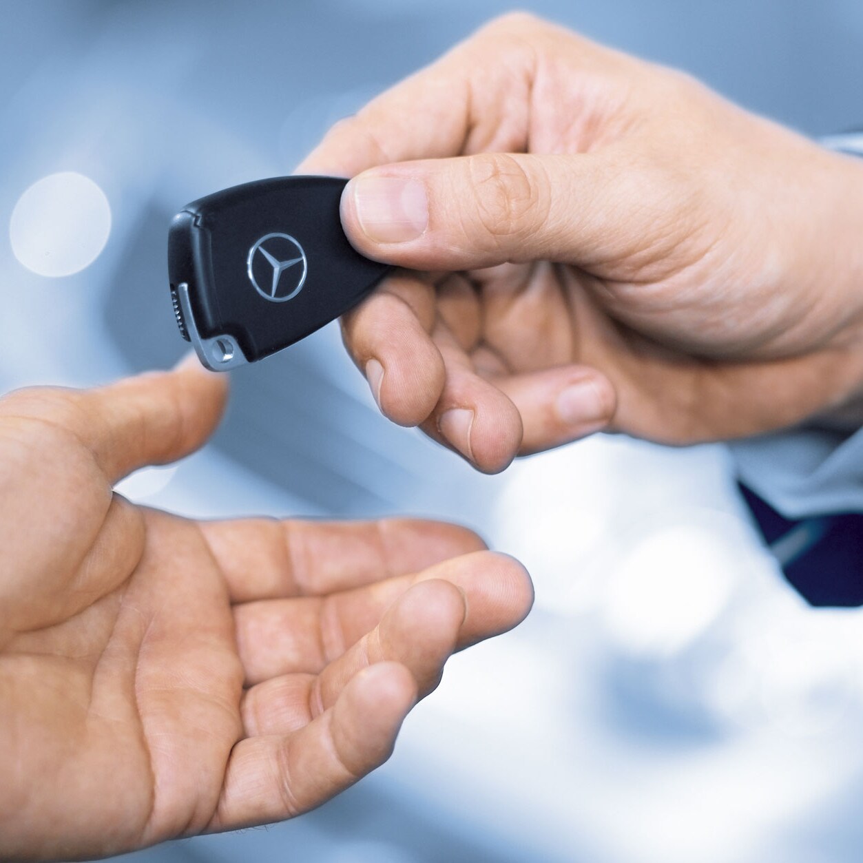 Mercedes-Benz bilnyckel överlämnas