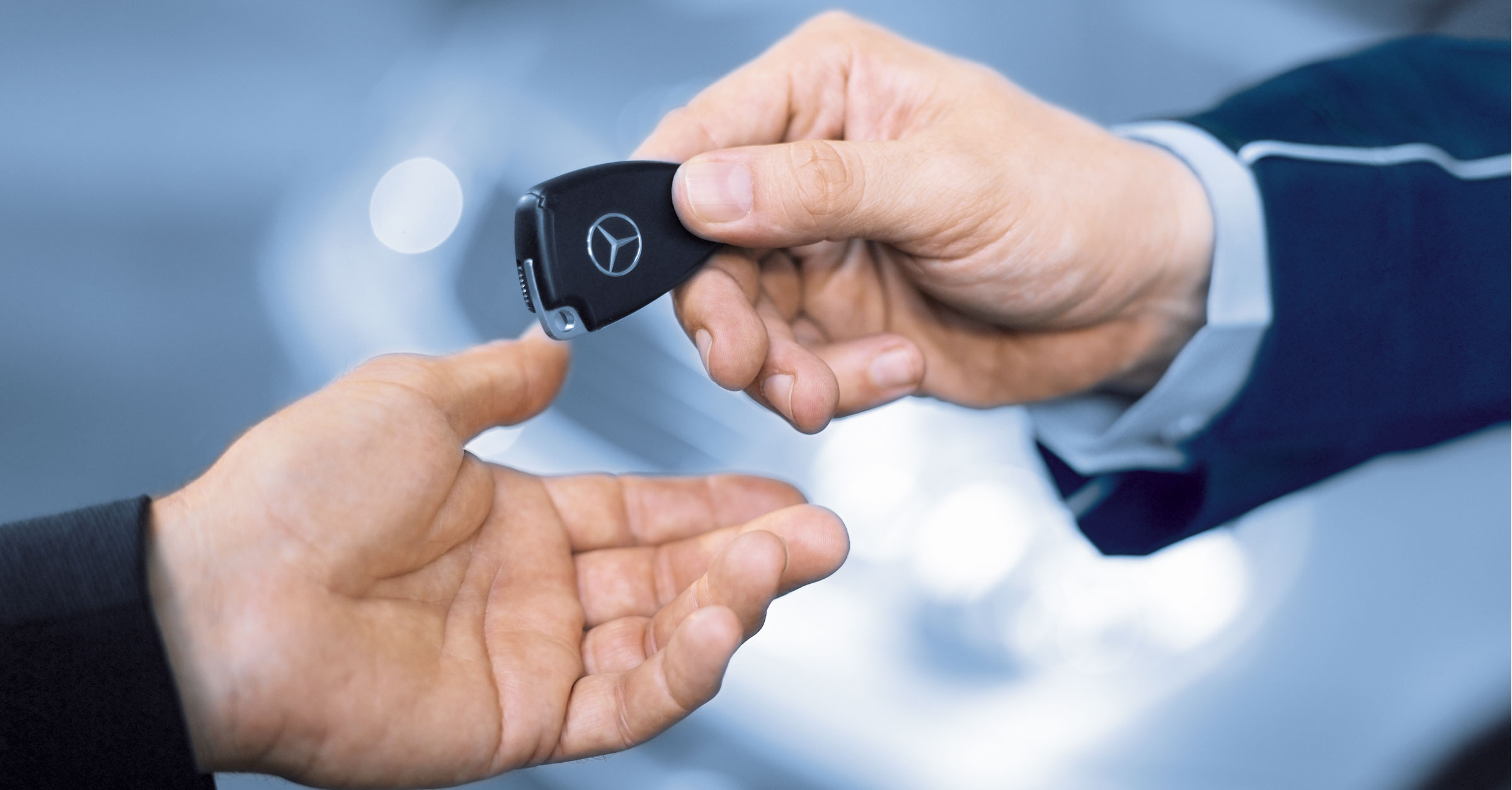 Återvinning av uttjänta fordon | Mercedes-Benz Transportbilar Mercedes-Benz bilnyckel överlämnas
