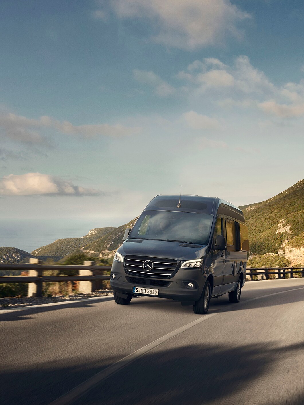 Mercedes-Benz Sprinter kör på bergsväg
