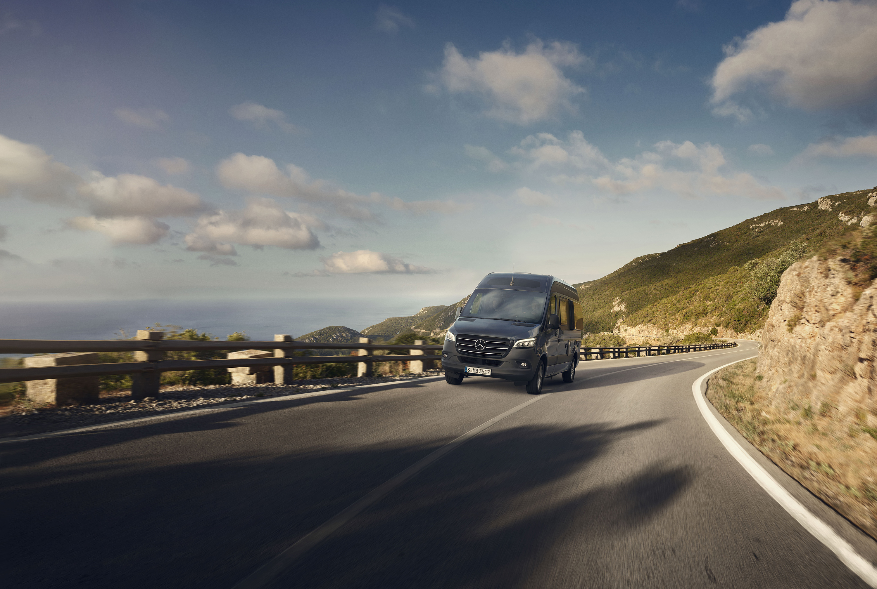 Plåtis | Sprinter husbilar & plåtisar | Mercedes-Benz Transportbilar Mercedes-Benz Sprinter kör på bergsväg