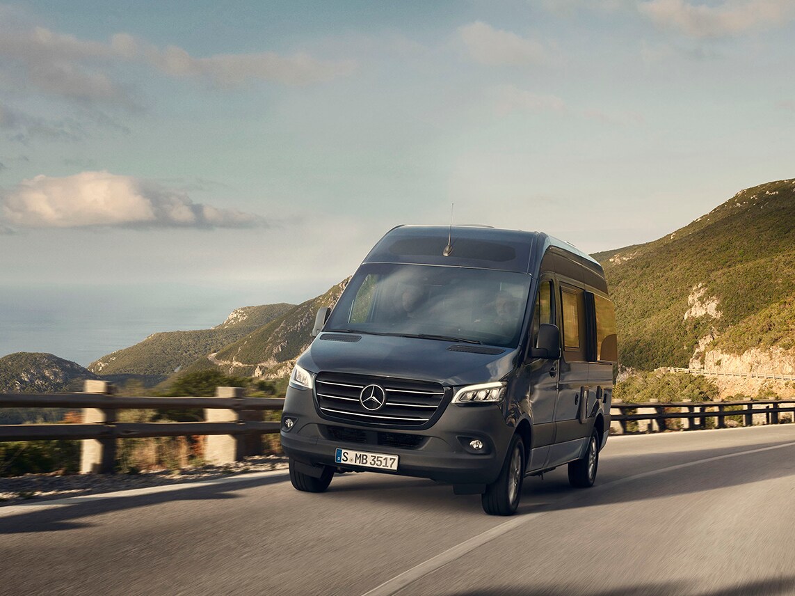 Mercedes-Benz Sprinter kör på bergsväg