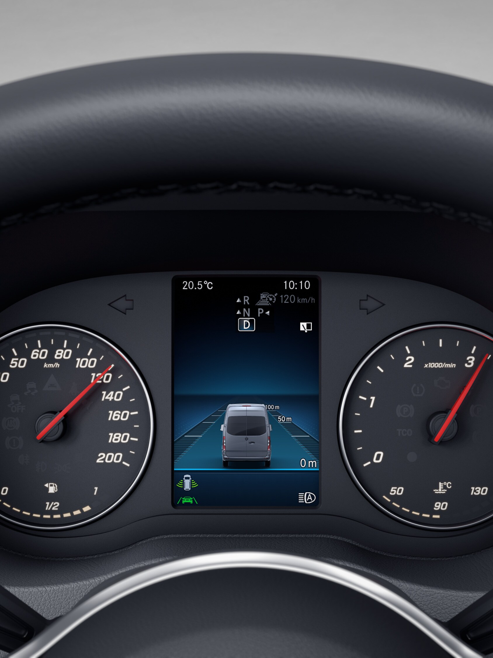 Digital instrumentpanel i bil med farthållar- och körassistanssystem