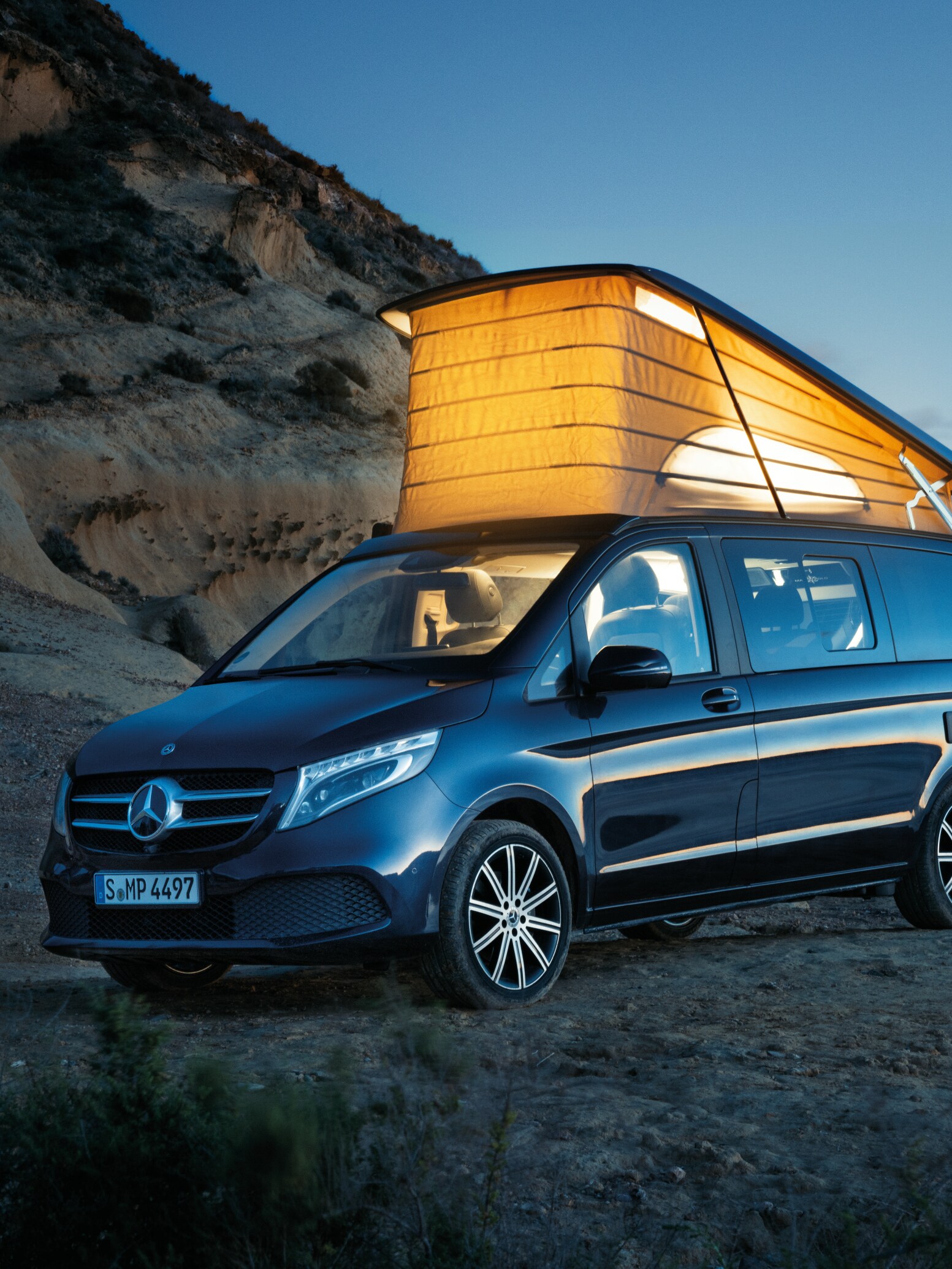 Mercedes-Benz Marco Polo parkerad vid sjö med utfällt pop-up tak