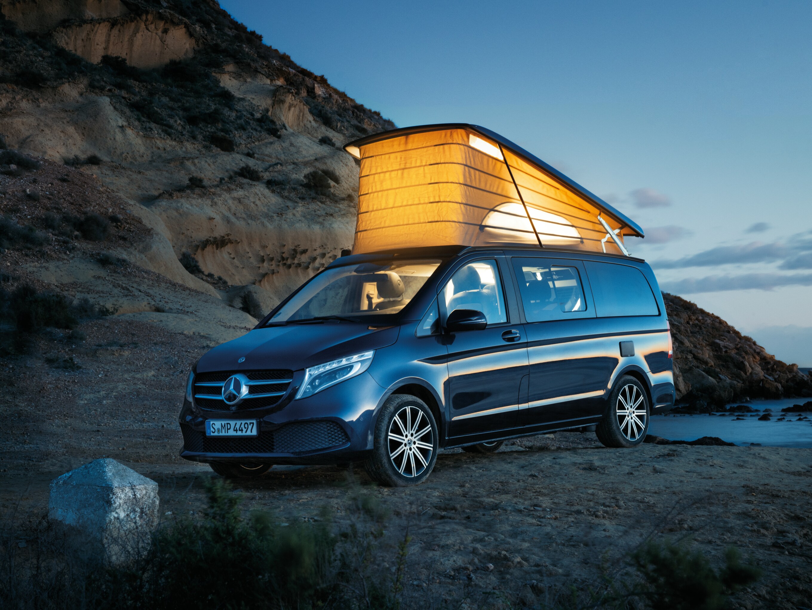 Mercedes-Benz Marco Polo parkerad vid sjö med utfällt pop-up tak