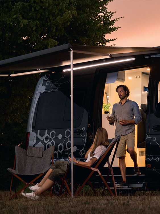 Man och kvinna campar med sin Mercedes Sprinter husbil