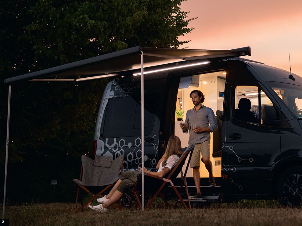 Man och kvinna campar med sin Mercedes Sprinter husbil