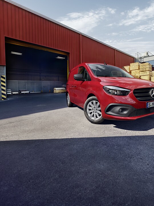 Röd Citan Skåpbil från Mercedes-Benz parkerad framför varuhus