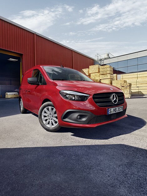 Röd Mercedes-Benz Citan skåpbil framför lagerbyggnad