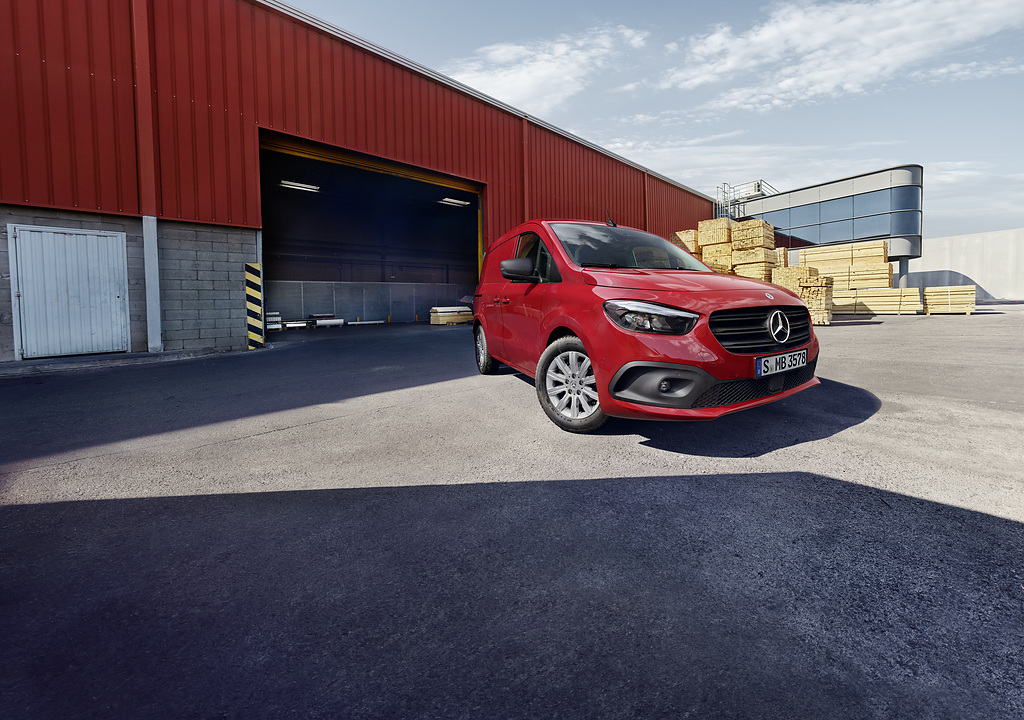 Citan Skåpbil | Skåpbiler | Mercedes-Benz Transportbilar Röd Mercedes-Benz Citan skåpbil framför lagerbyggnad