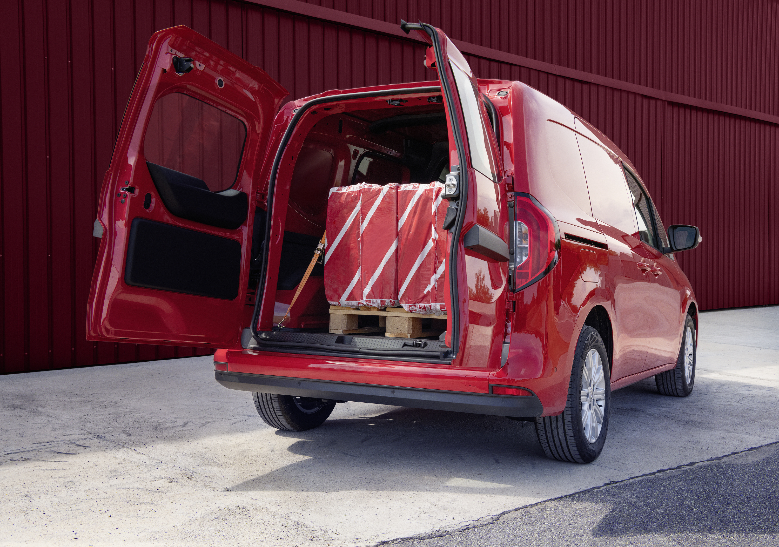 Liten Skåpbil | Citan | Mercedes-Benz Transportbilar Röd Citan Skåpbil med öppet lastutrymme och pallar med varor