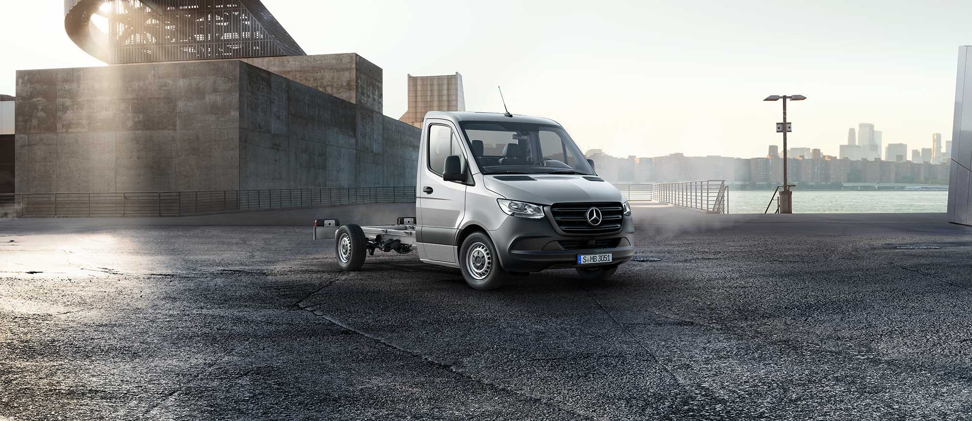 Lätt lastbil | Sprinter Chassi | Mercedes-Benz Transportbilar Sprinter Chassi från Mercedes-Benz sedd snett framifrån