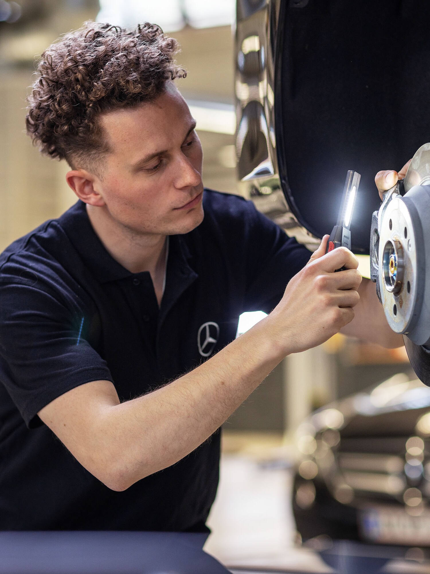 Mercedes-Benz servicetekniker utför servicekontroll på en transportbil