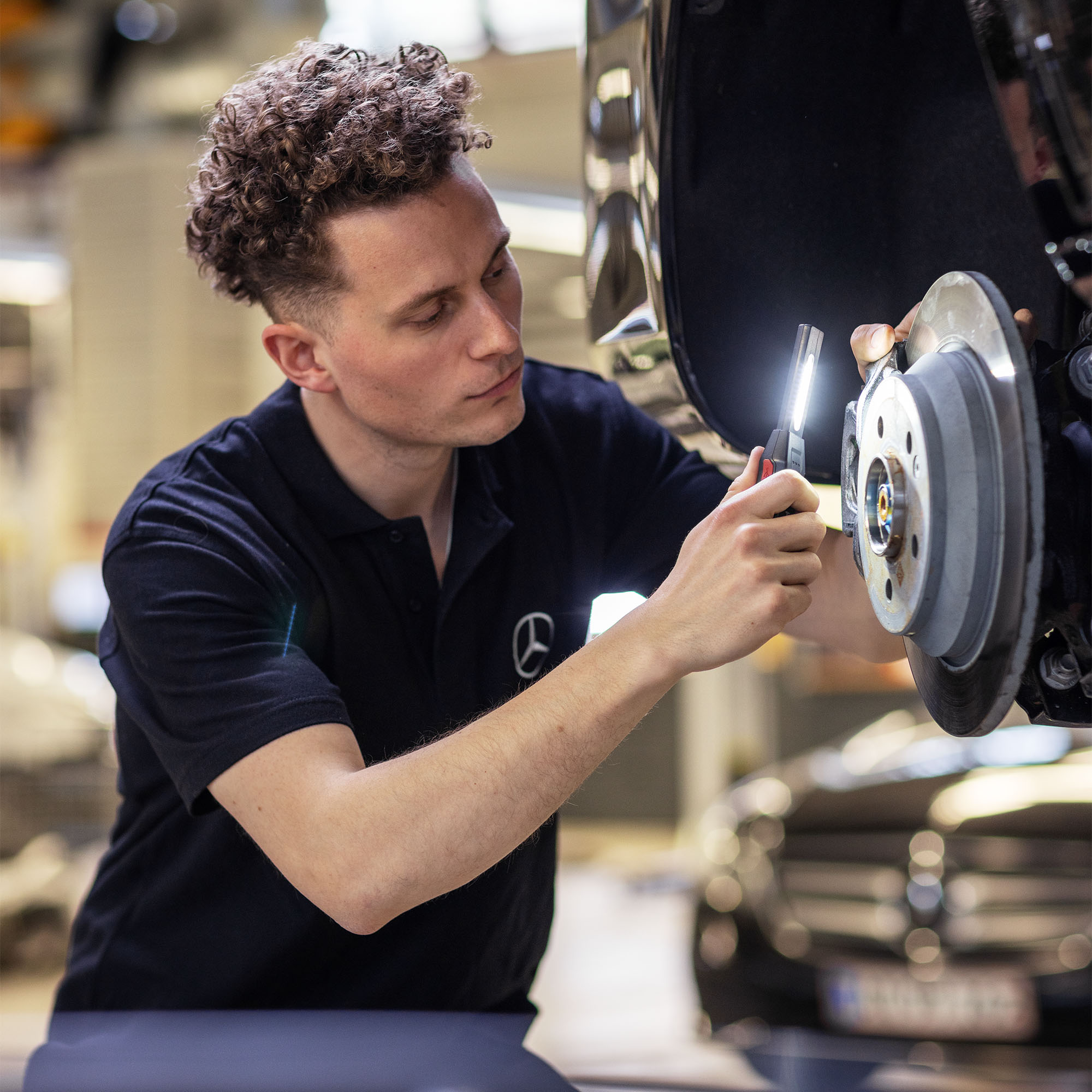 Försäkring | Leasing och finansiering | Mercedes-Benz Transportbilar Mercedes-Benz servicetekniker utför servicekontroll på en transportbil