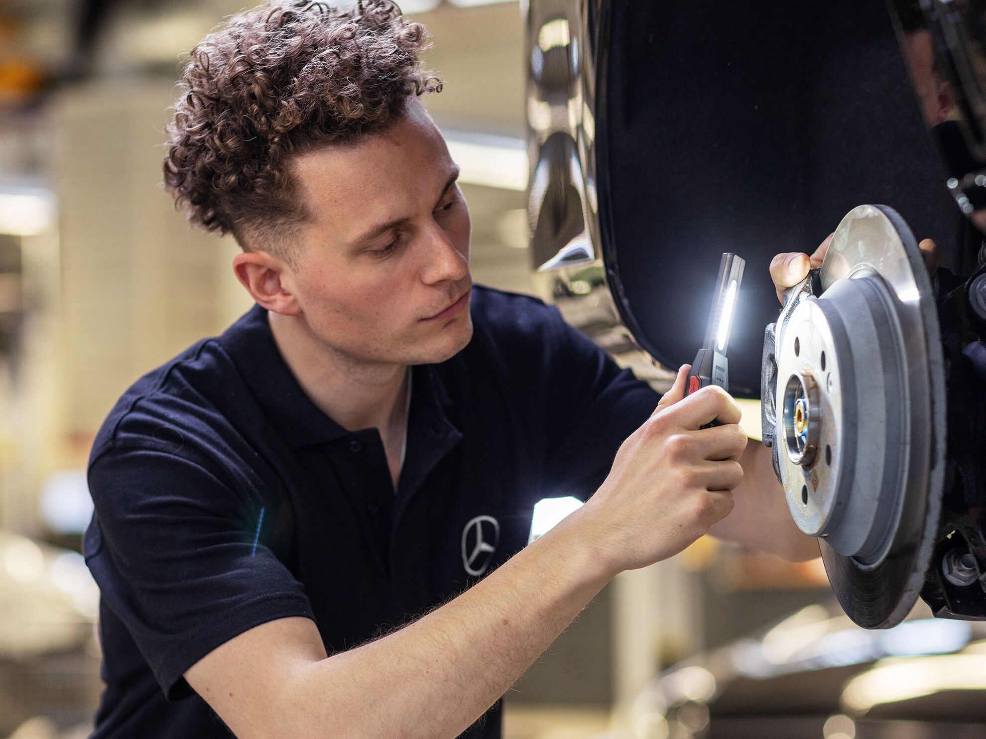 Mercedes-Benz servicetekniker utför servicekontroll på en transportbil