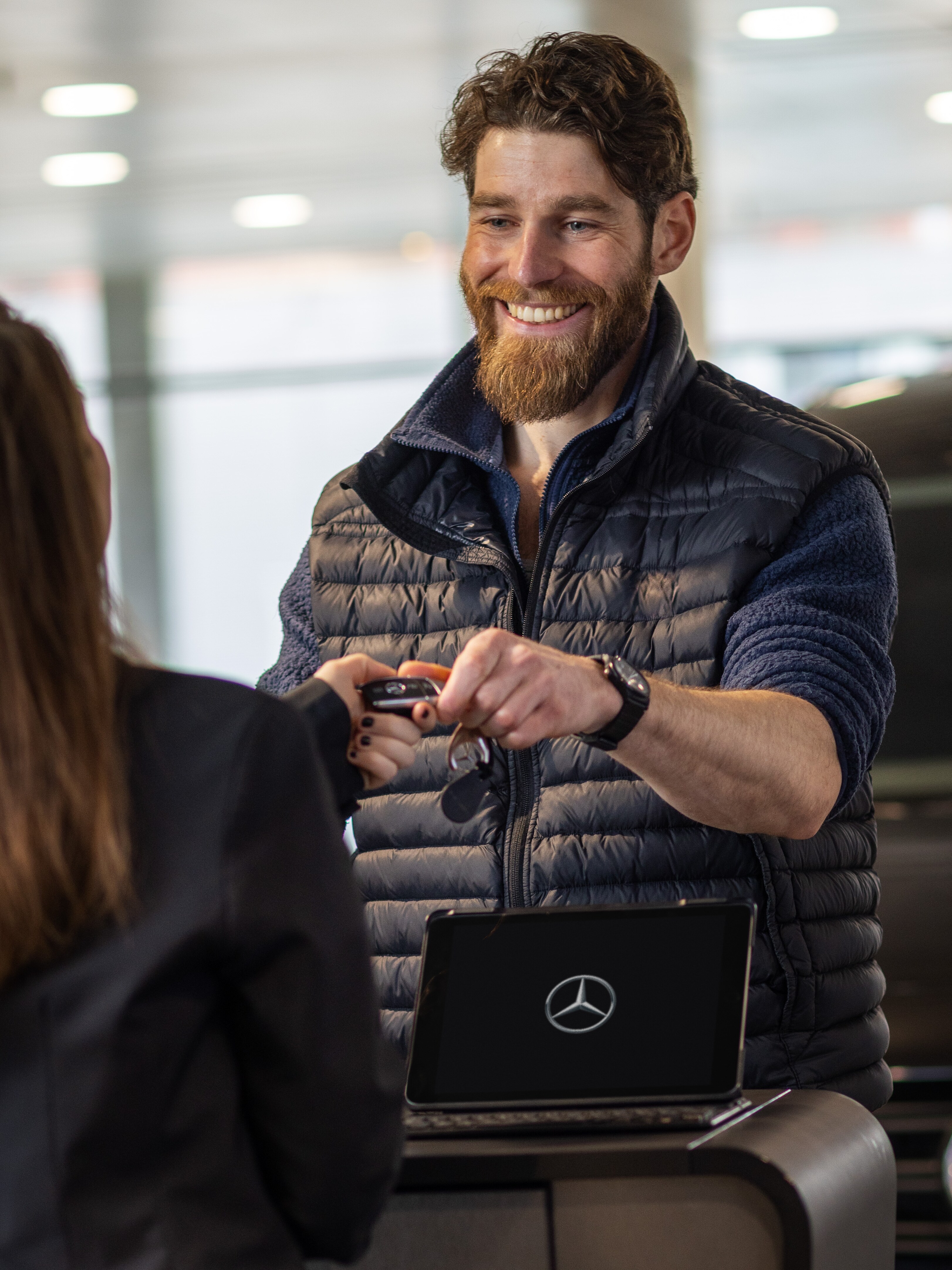 Man får bilnyckel av Mercedes-Benz medarbetare