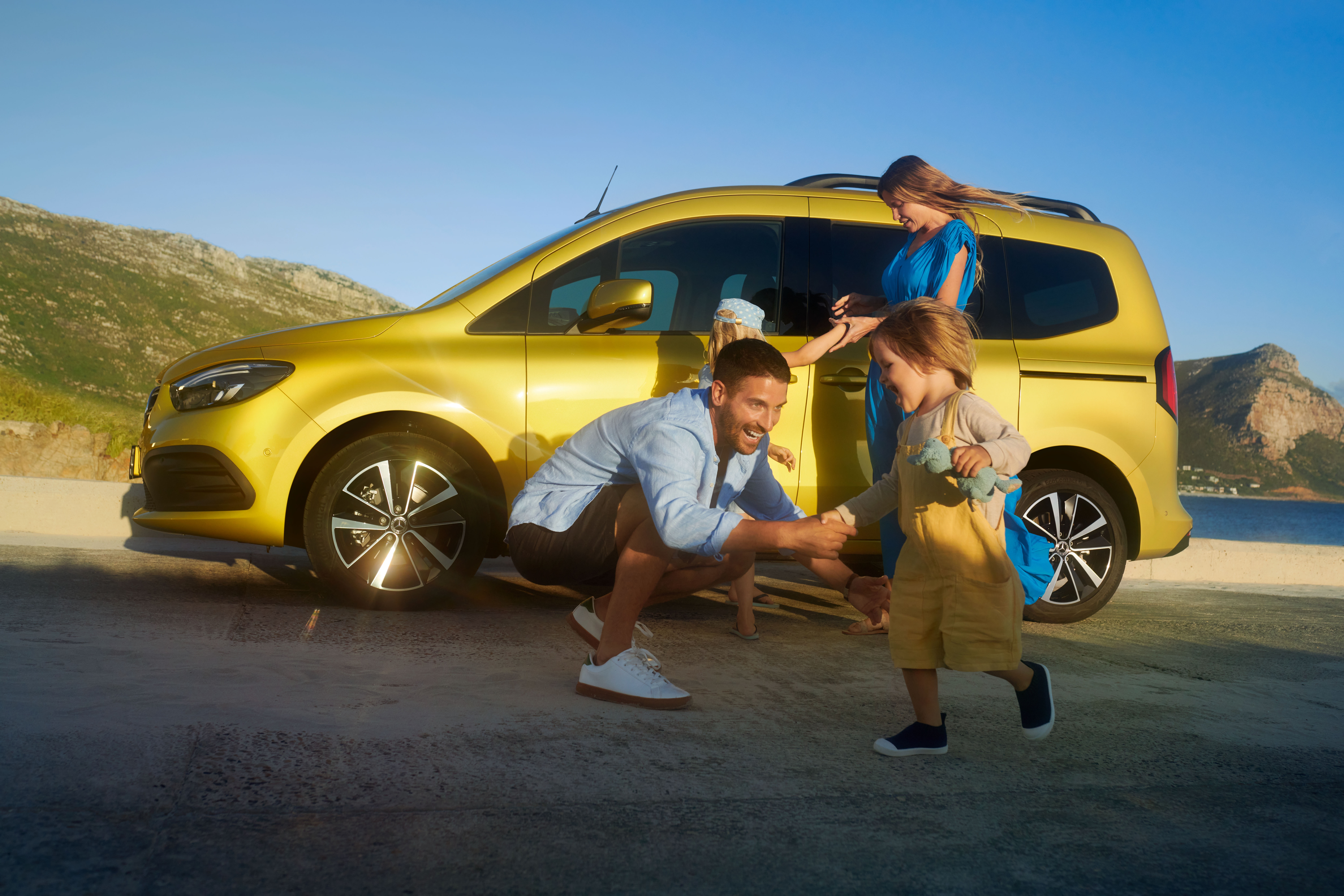T-Klass | Familjebill | Mercedes-Benz Familj på stranden framför sin T-Klass