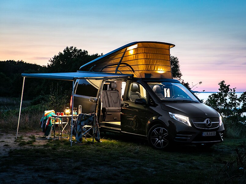 Mercedes-Benz campingbil redo för camping vid vattnet