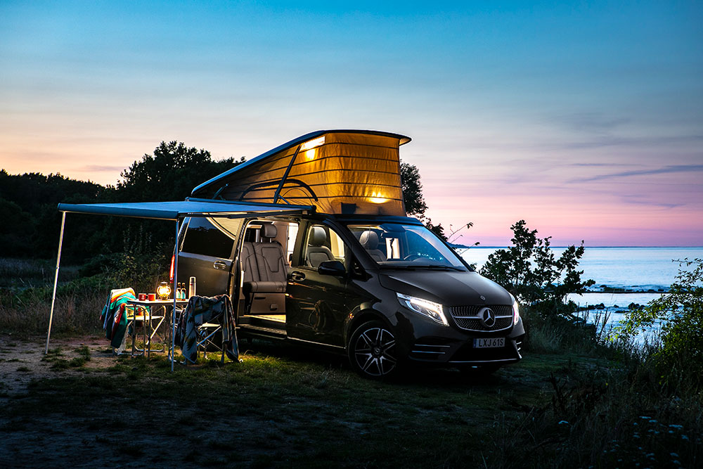 Campingbil | Familjebill | Mercedes-Benz Mercedes-Benz campingbil redo för camping vid vattnet