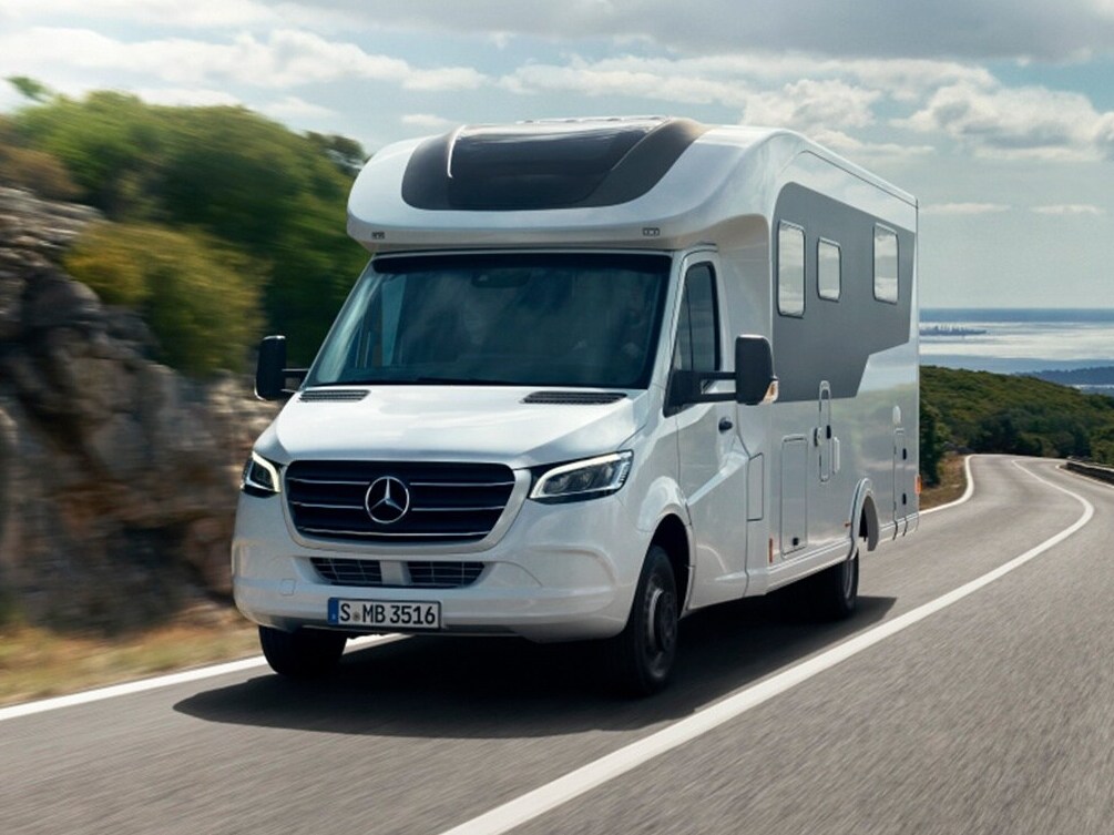 Vit husbil från Mercedes-Benz kör uppför en bergsväg