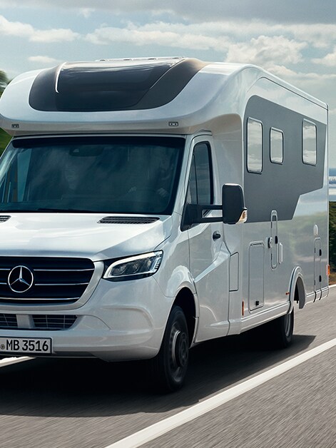 Mercedes-Benz Sprinter husbil kör uppför bergsväg