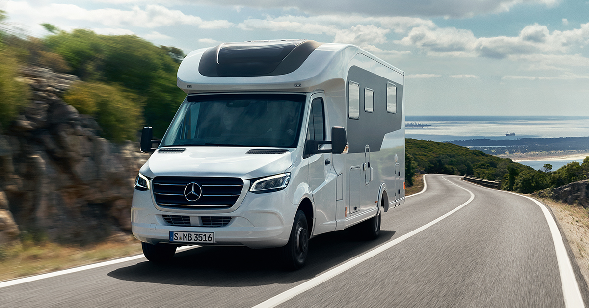 Familjehusbil | Sprinter husbilar & plåtisar | Mercedes-Benz Transportbilar Mercedes-Benz Sprinter husbil kör uppför bergsväg