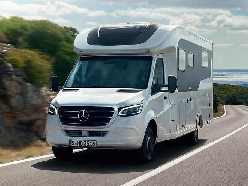 Mercedes-Benz Sprinter husbil kör uppför bergsväg