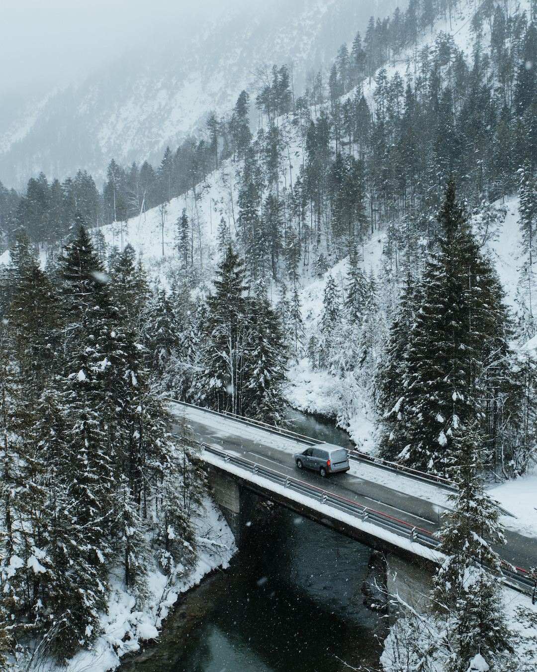 Leasa helelektriska eCitan | Mercedes-Benz Transportbilar En Mercedes-Benz transportbil kör genom en snötäckt bergspassage.
